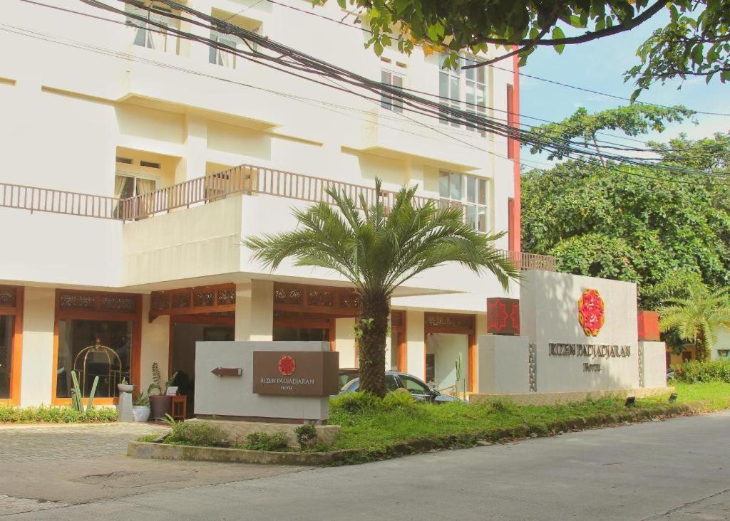 Rizen Padjadjaran Hotel Богор Екстериор снимка